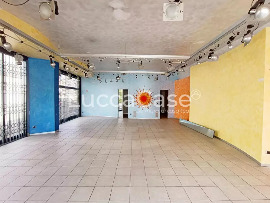 Immagine 5 di Locale commerciale in affitto  a Lucca