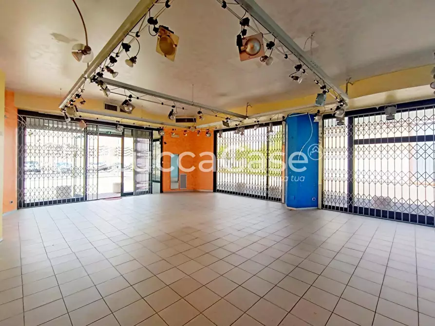 Immagine 6 di Locale commerciale in affitto  a Lucca