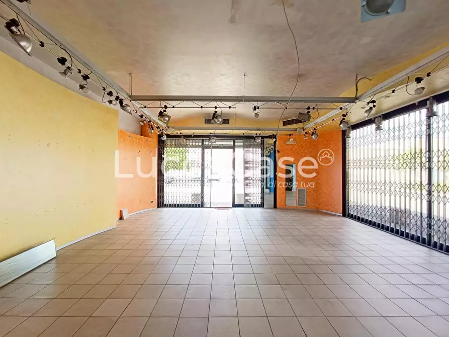 Immagine 4 di Locale commerciale in affitto  a Lucca