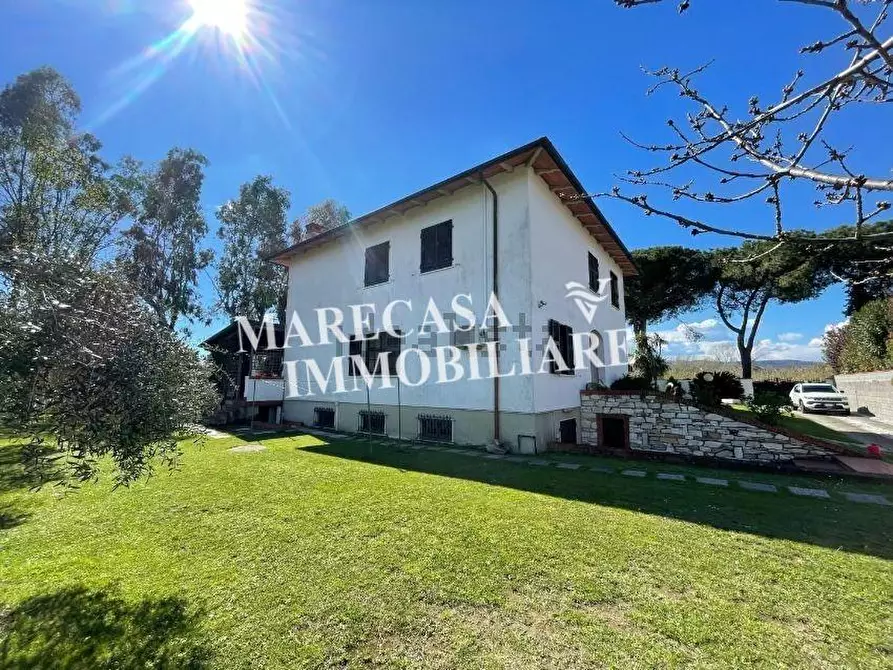 Immagine 2 di Villa in vendita  a Carrara