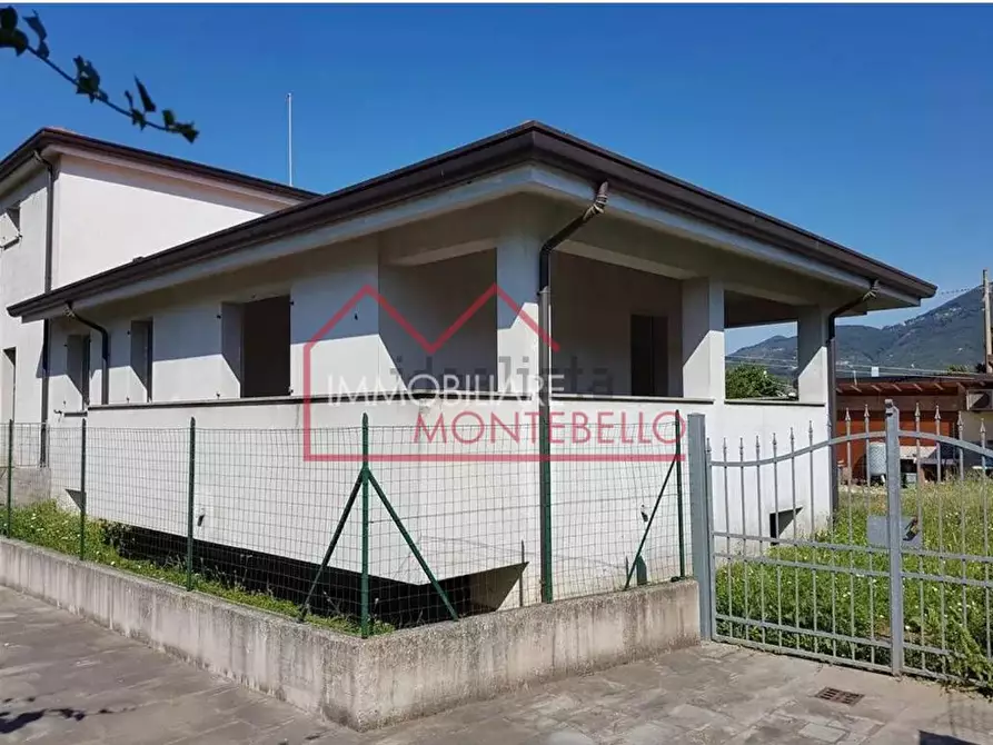 Immagine 1 di Casa bifamiliare in vendita  a Camaiore