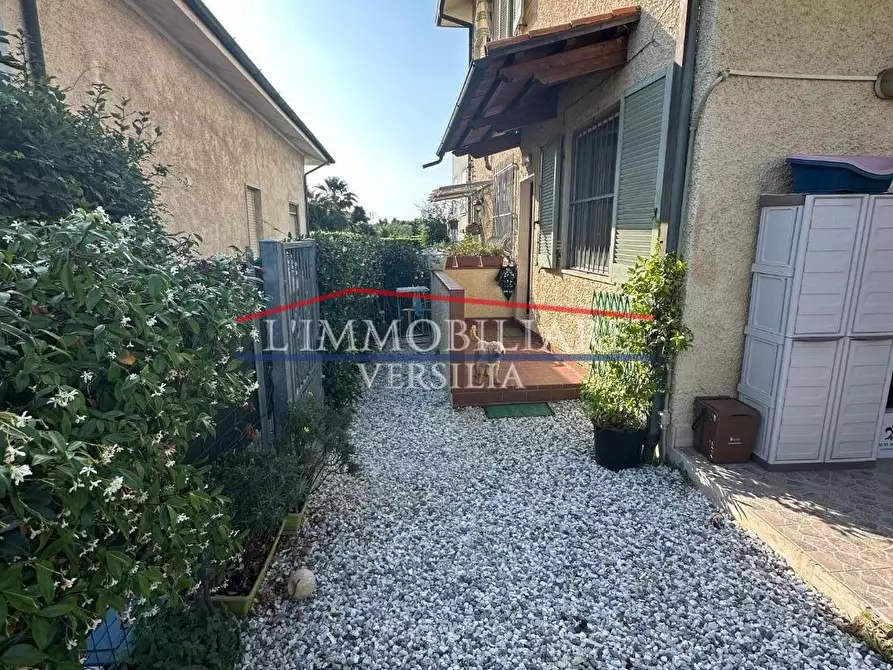 Immagine 2 di Appartamento in vendita  a Montignoso