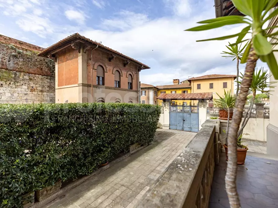 Immagine 11 di Villa in vendita  a Pisa