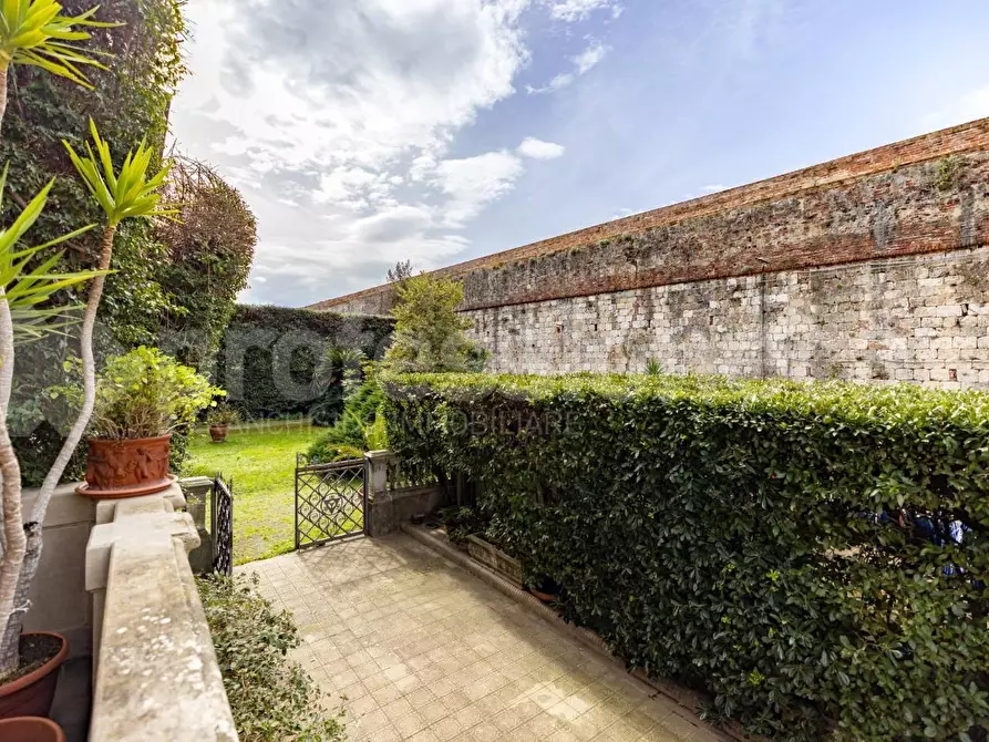 Immagine 10 di Villa in vendita  a Pisa