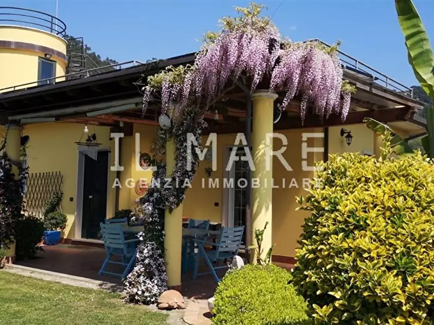 Immagine 3 di Villa in vendita  a Montignoso