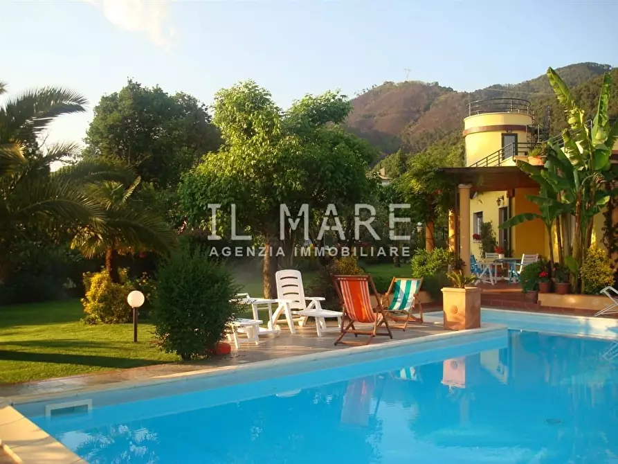 Immagine 5 di Villa in vendita  a Montignoso