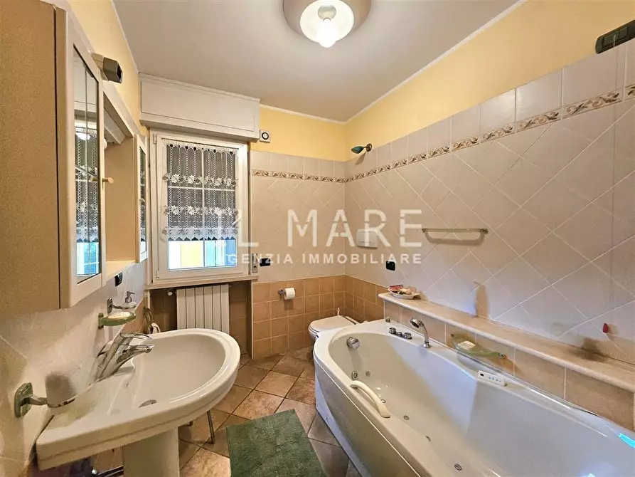 Immagine 19 di Villa in vendita  a Montignoso