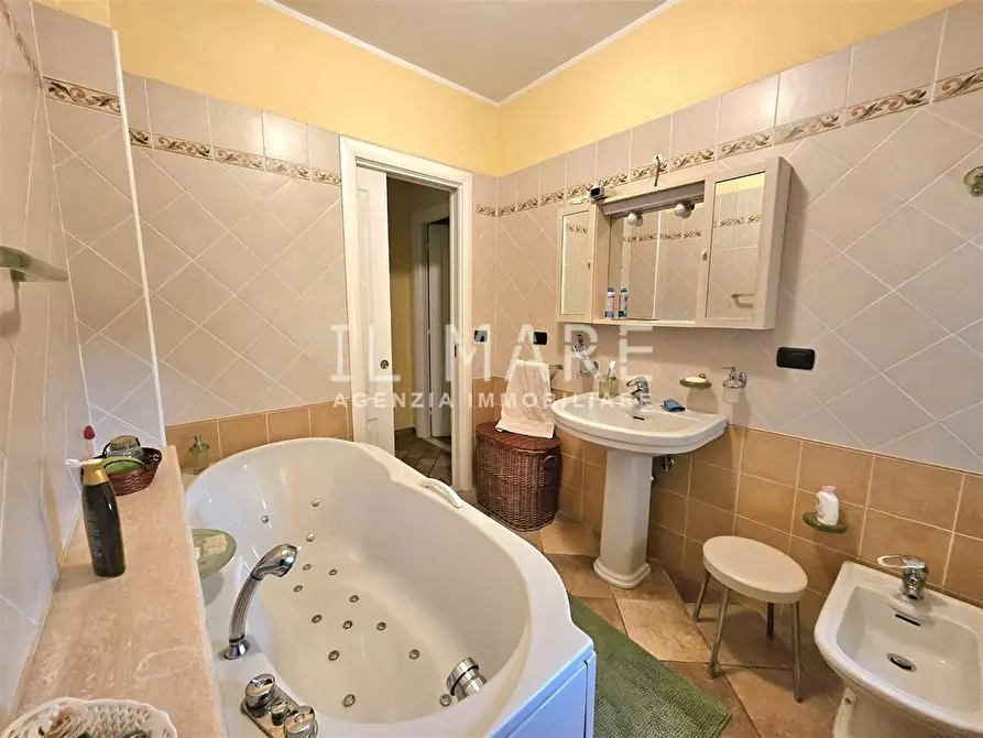 Immagine 20 di Villa in vendita  a Montignoso