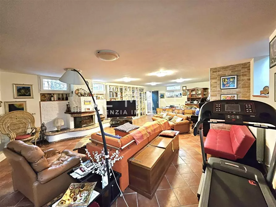 Immagine 23 di Villa in vendita  a Montignoso