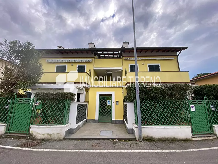 Immagine 1 di Villetta a schiera in affitto  a Massa