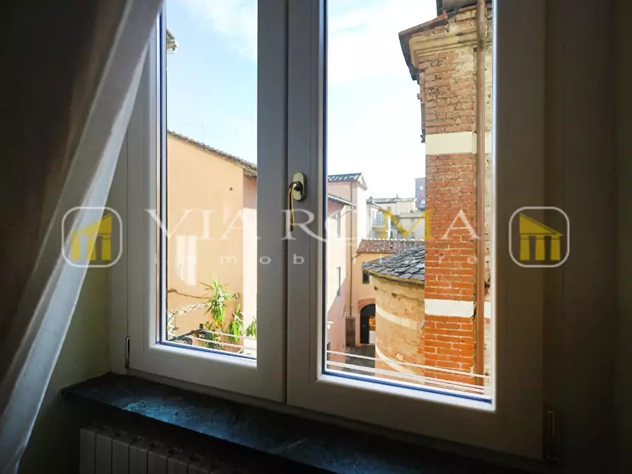 Immagine 10 di Appartamento in vendita  a Lucca