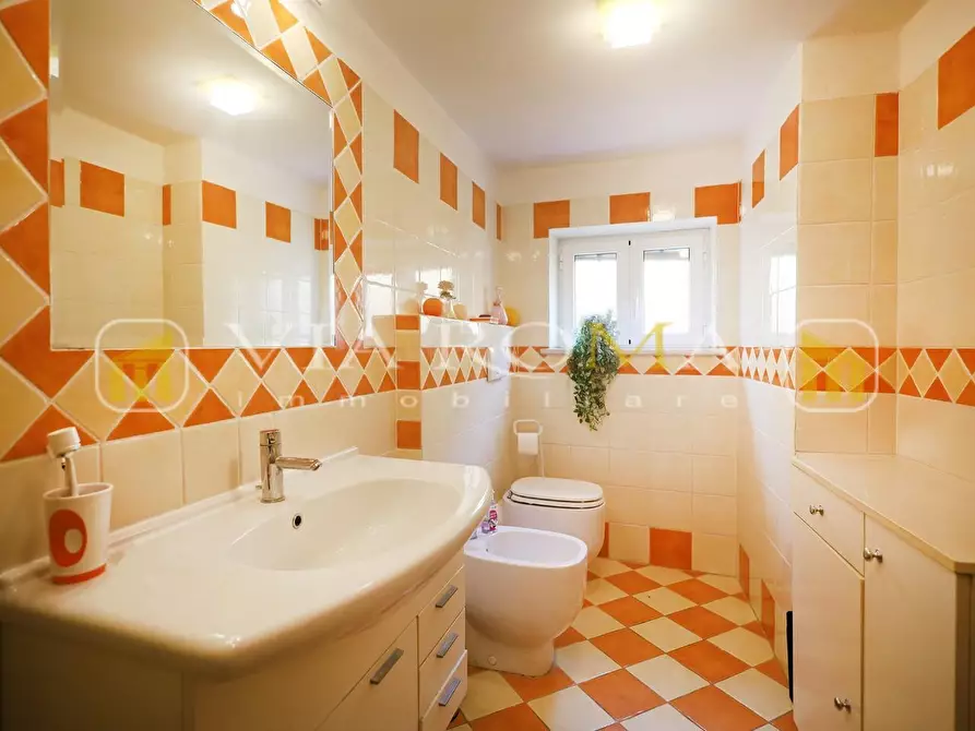 Immagine 17 di Appartamento in vendita  a Lucca