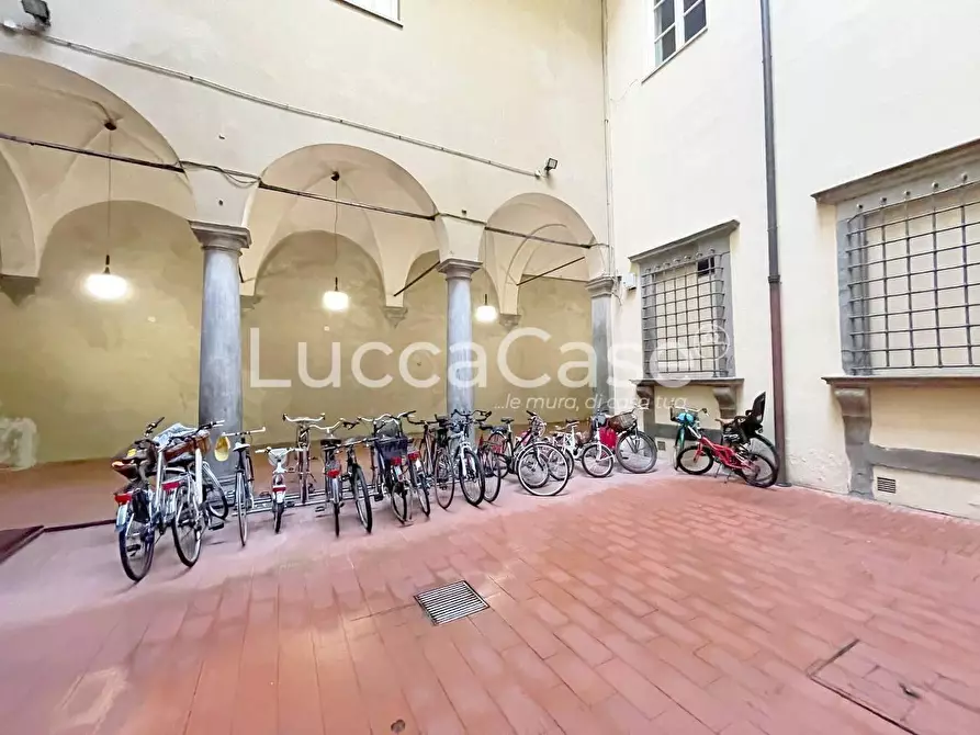 Immagine 15 di Appartamento in vendita  a Lucca