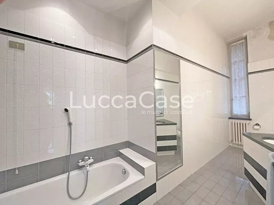 Immagine 33 di Appartamento in vendita  a Lucca