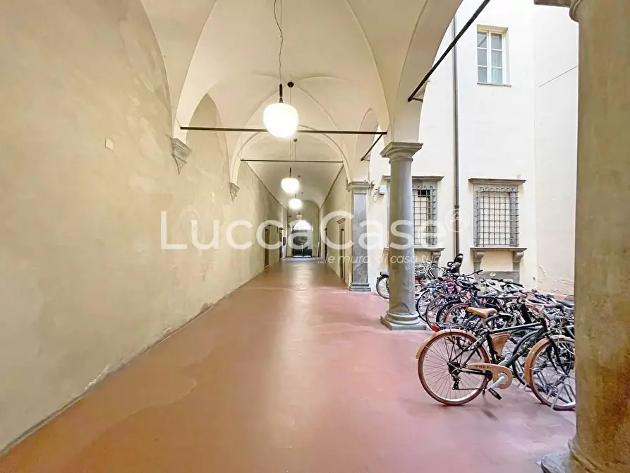 Immagine 16 di Appartamento in vendita  a Lucca