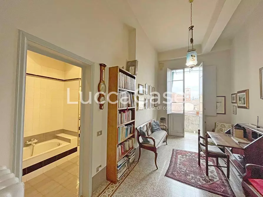 Immagine 10 di Appartamento in vendita  a Lucca