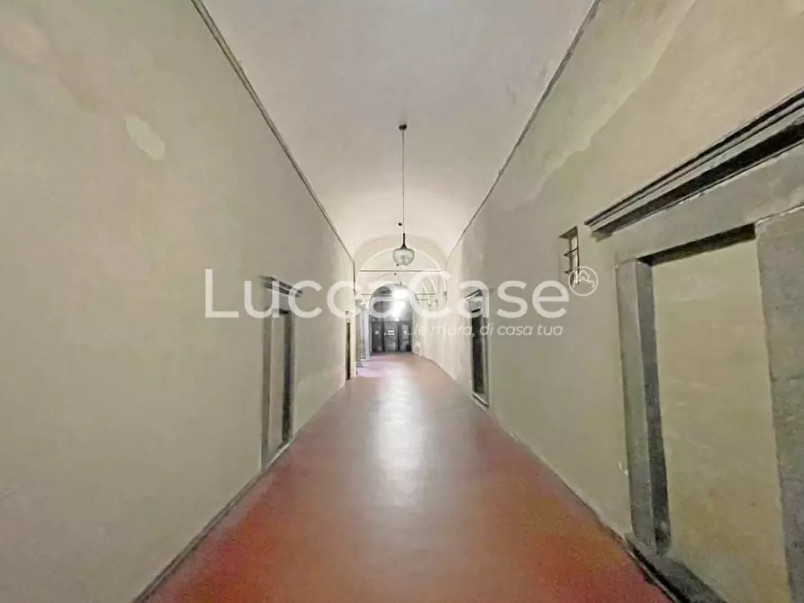 Immagine 11 di Appartamento in vendita  a Lucca