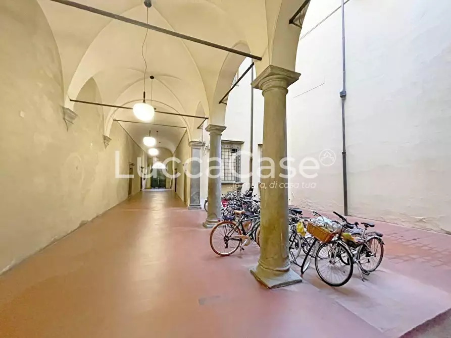 Immagine 12 di Appartamento in vendita  a Lucca