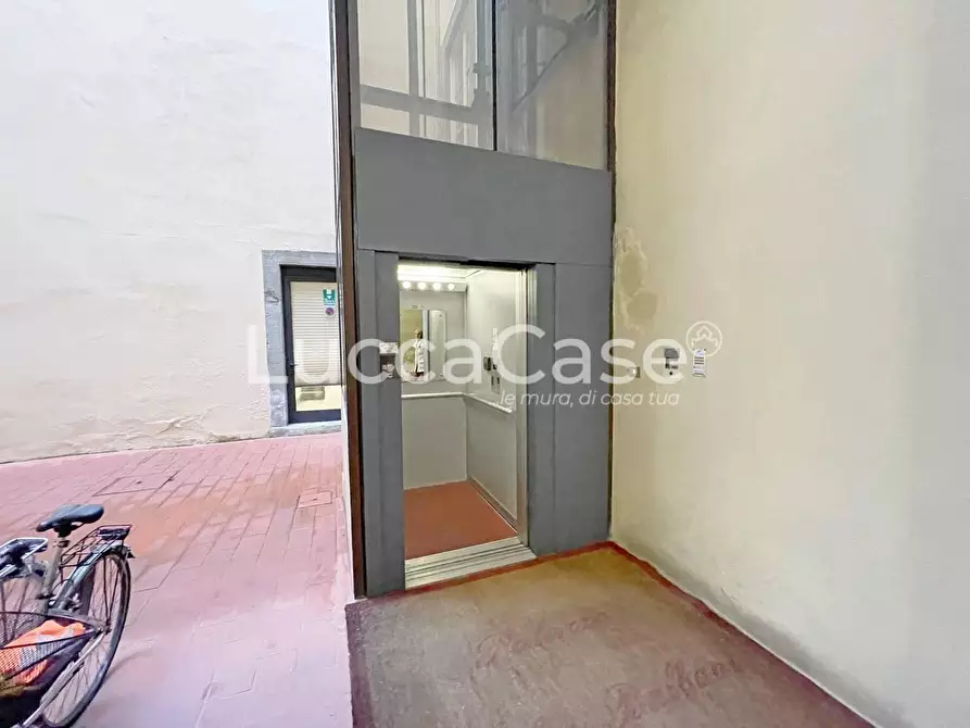 Immagine 14 di Appartamento in vendita  a Lucca