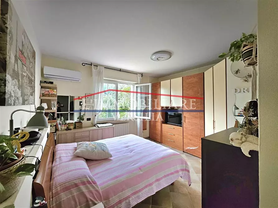 Immagine 17 di Villa in vendita  a Montignoso