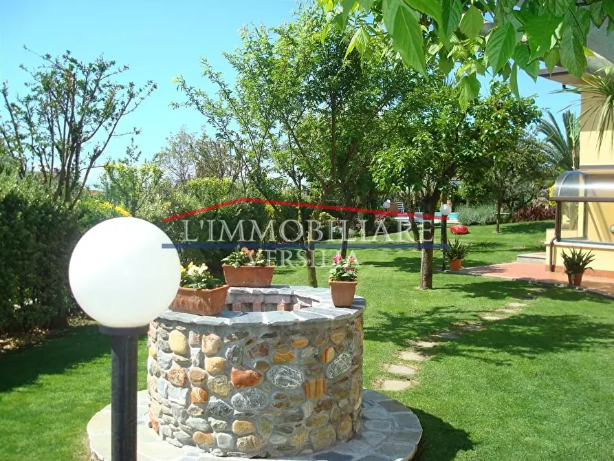 Immagine 29 di Villa in vendita  a Montignoso