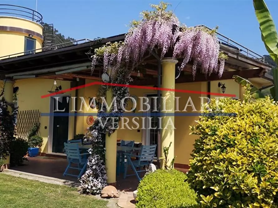 Immagine 3 di Villa in vendita  a Montignoso