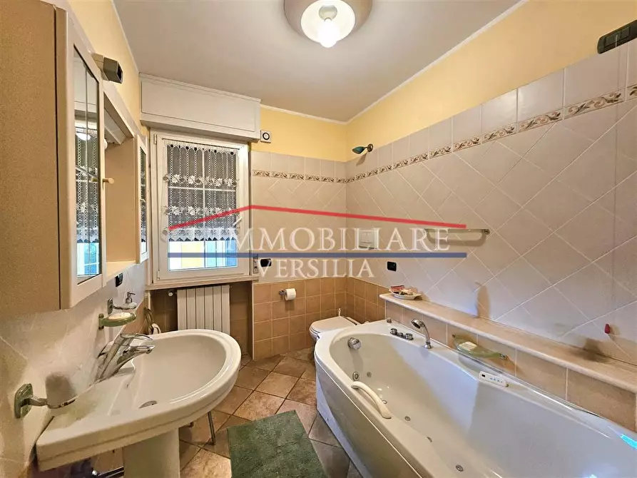 Immagine 19 di Villa in vendita  a Montignoso