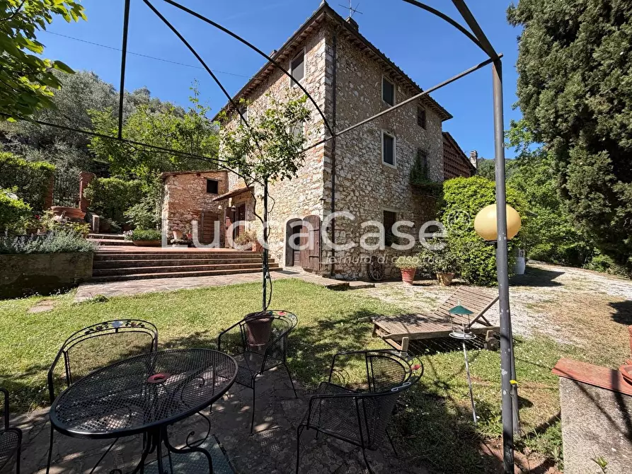 Immagine 1 di Villa in vendita  a Lucca