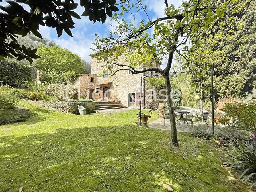 Immagine 6 di Rustico / casale in vendita  a Lucca