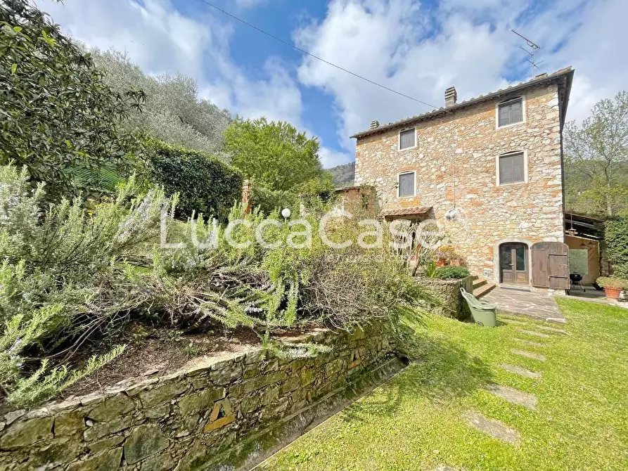 Immagine 9 di Rustico / casale in vendita  a Lucca