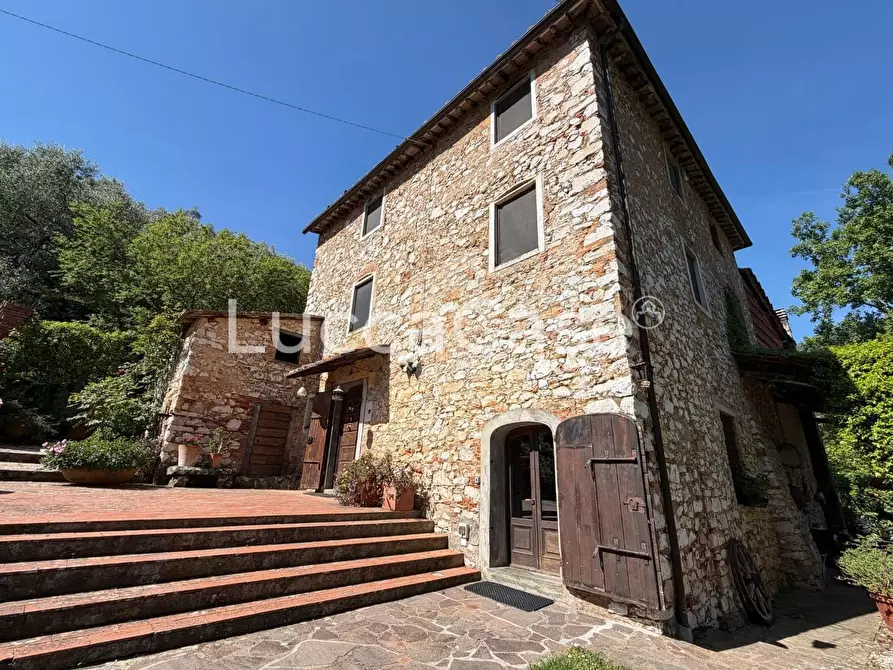 Immagine 2 di Villa in vendita  a Lucca