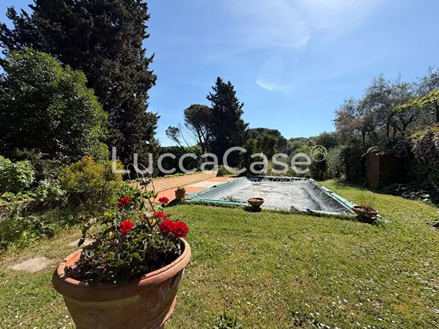 Immagine 42 di Villa in vendita  a Lucca