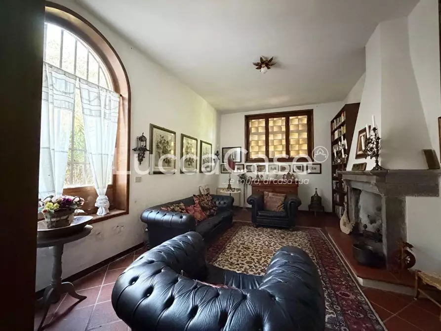 Immagine 4 di Villa in vendita  a Lucca