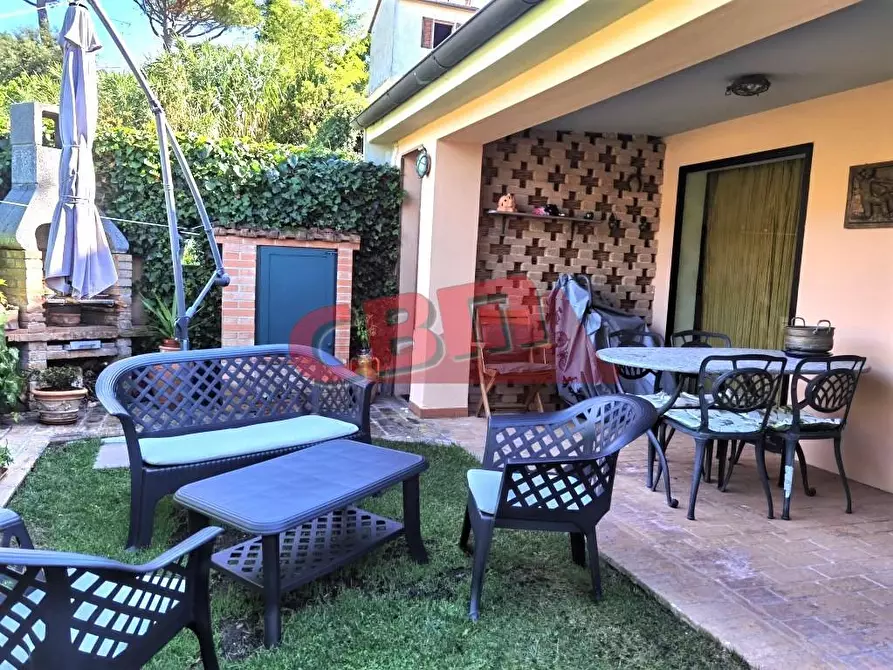 Immagine 1 di Villa in vendita  a Livorno