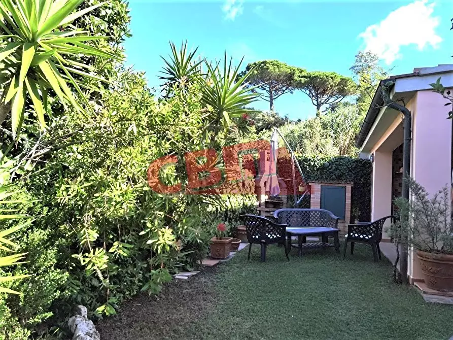 Immagine 3 di Villa in vendita  a Livorno