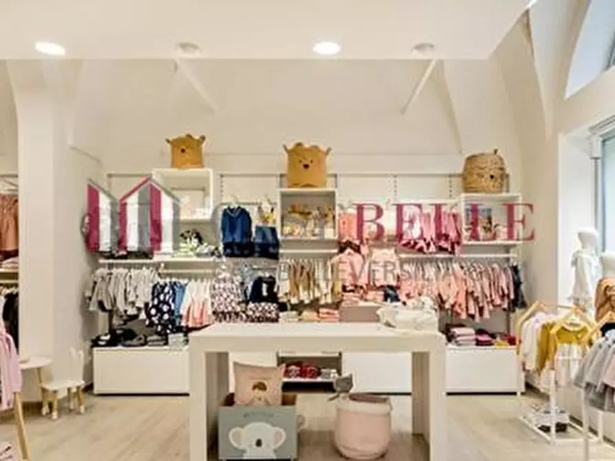 Immagine 2 di Attività commerciale in vendita  a Camaiore