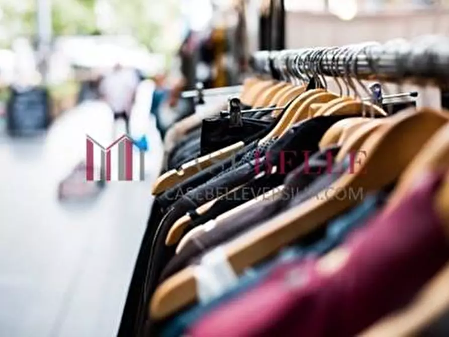 Immagine 3 di Attività commerciale in vendita  a Camaiore