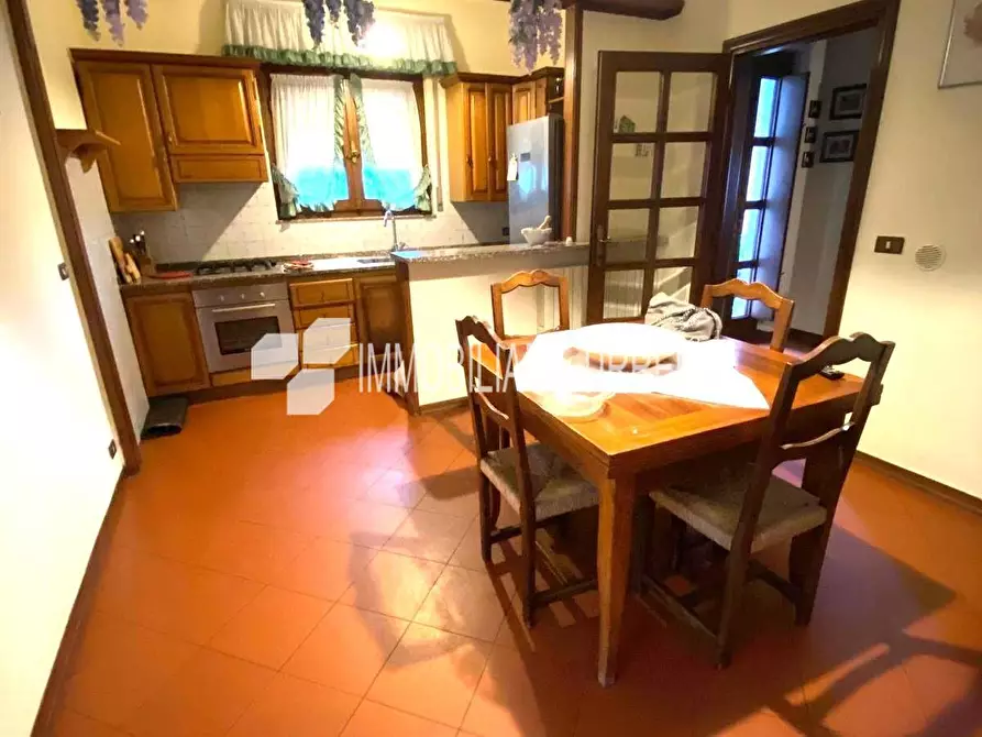 Immagine 9 di Villa in vendita  a Massa