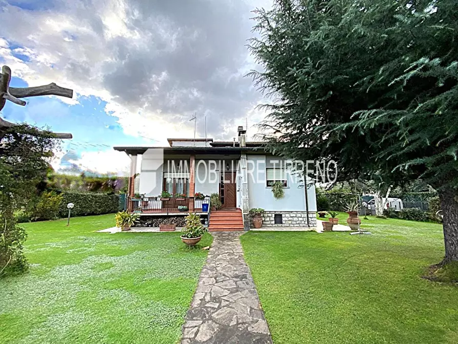 Immagine 3 di Villa in vendita  a Massa