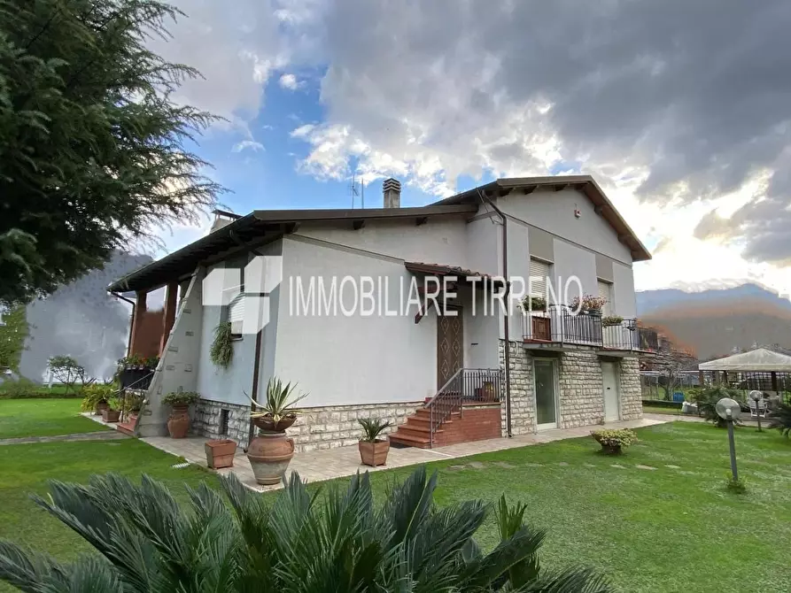Immagine 1 di Villa in vendita  a Massa
