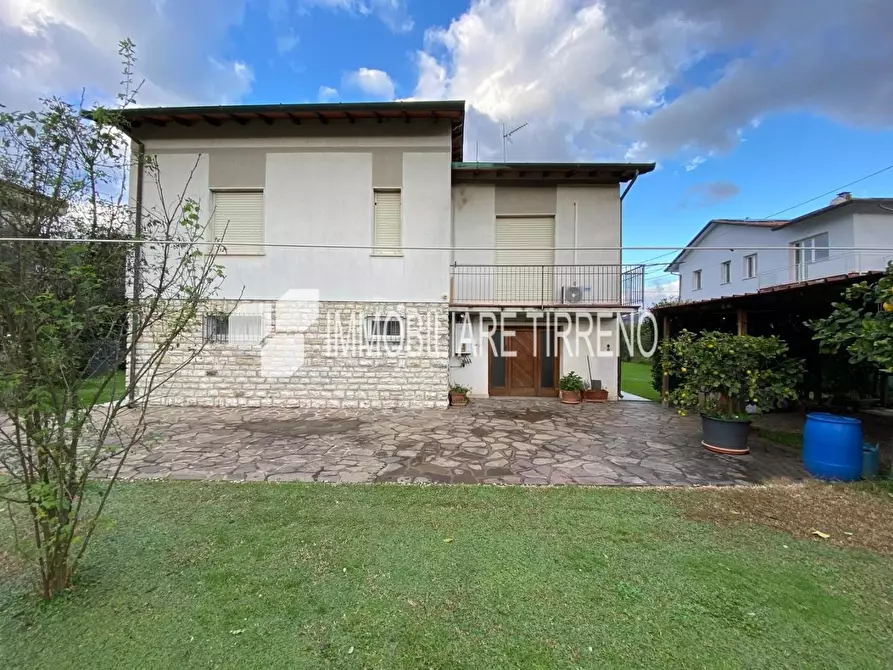 Immagine 4 di Villa in vendita  a Massa