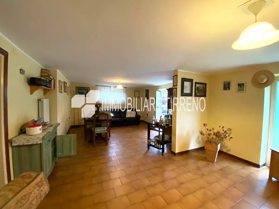 Immagine 17 di Villa in vendita  a Massa