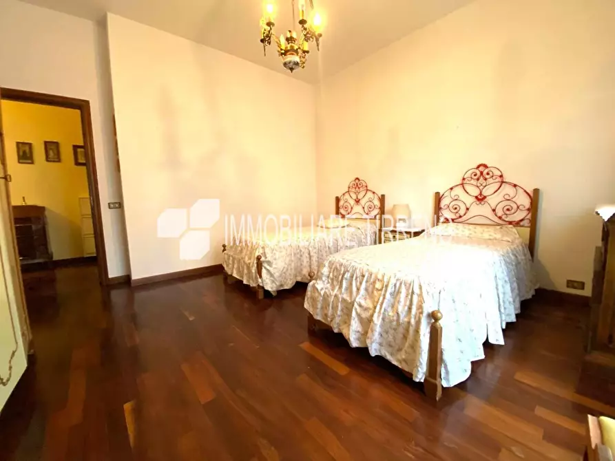 Immagine 15 di Villa in vendita  a Massa