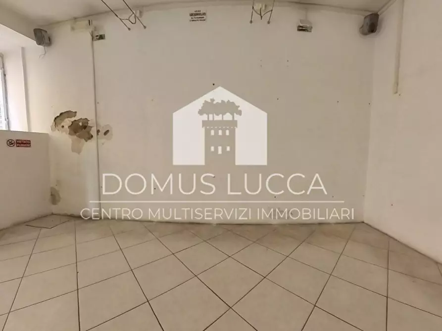 Immagine 3 di Negozio in affitto  a Lucca