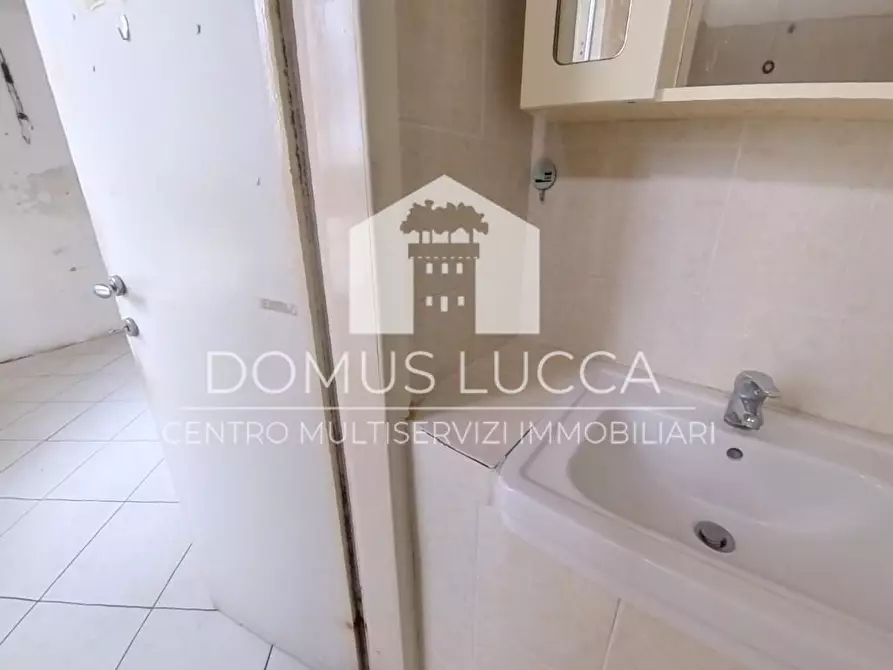 Immagine 11 di Negozio in affitto  a Lucca