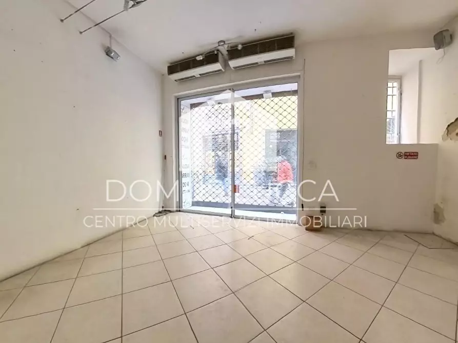 Immagine 2 di Negozio in affitto  a Lucca