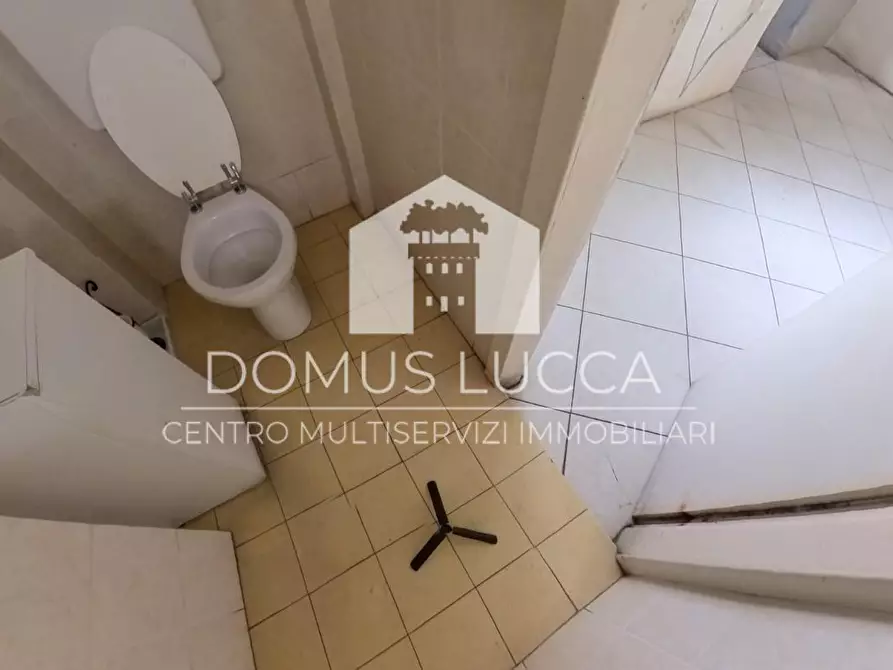 Immagine 10 di Negozio in affitto  a Lucca