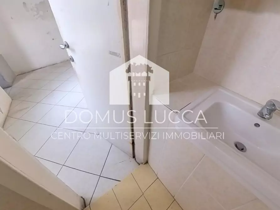 Immagine 12 di Negozio in affitto  a Lucca