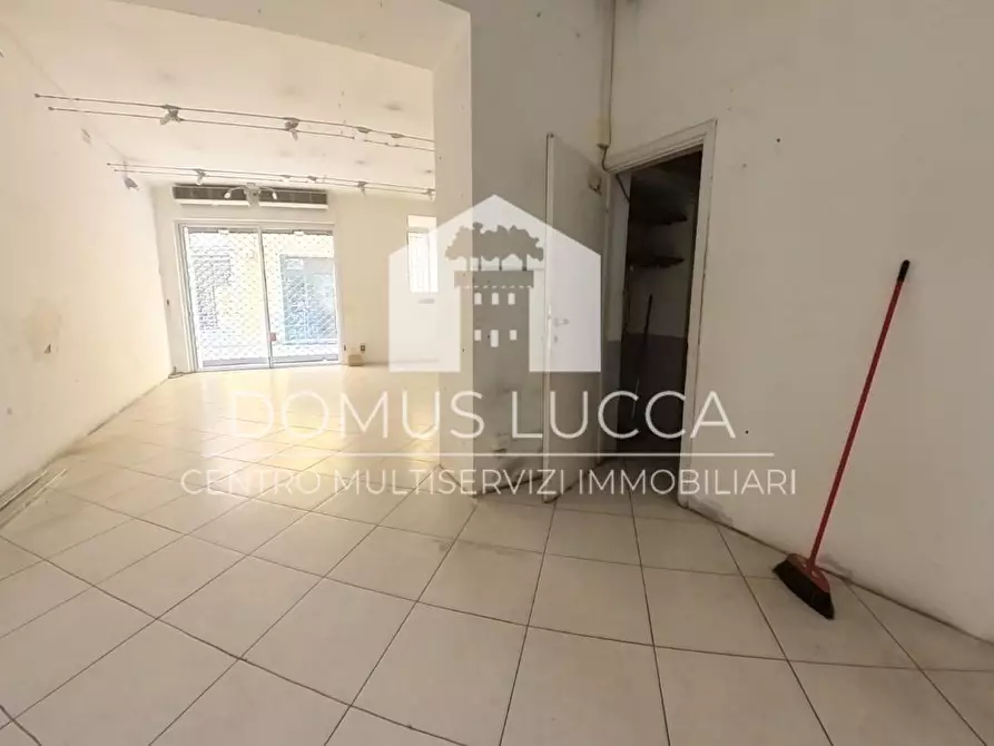 Immagine 5 di Negozio in affitto  a Lucca