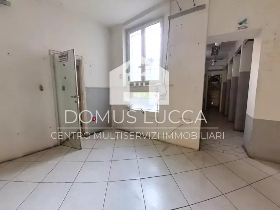 Immagine 7 di Negozio in affitto  a Lucca